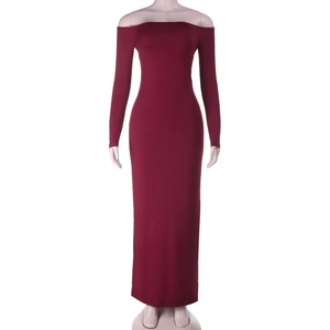 Abito lungo attillato a spalle scoperte con maniche lunghe in maglia rosso bordeaux