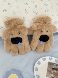Gros plan sur des gants en peluche marron en forme de chien avec nez 3D et langue bleue