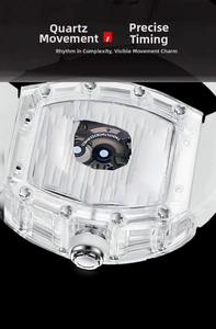 Vista macro della cassa dell'orologio tonneau trasparente con movimento a 22 rubini