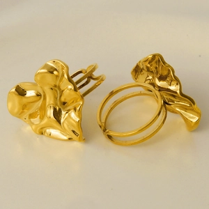 Detailed view of the wrinkled texture and irregular gold finish on the stainless steel ring