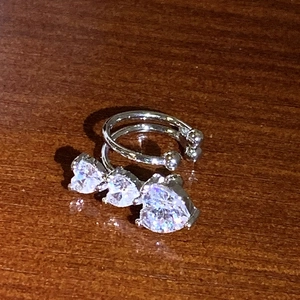 Detalle del pendiente de clip con circonitas brillantes en forma de corazón