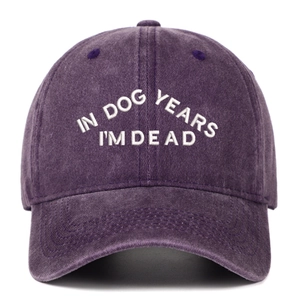 Détail du texte brodé blanc sur une casquette de baseball en coton délavé violet