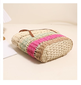 Détail du sac cabas en paille à rayures colorées avec des accents verts, roses et bruns