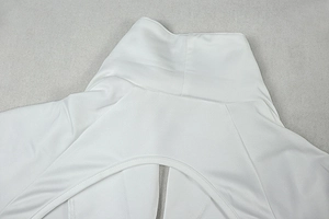 Détail du col montant et des coutures courbées sur cet ensemble blanc en maille