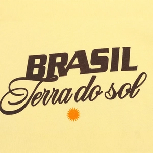 T-shirt in maglia gialla con stampa vintage del sole del Brasile e scritte artistiche