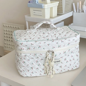 Gesteppte Kosmetiktasche mit roten Kirschmotiven und praktischem Tragegriff