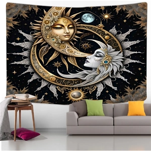 Détail d'une tapisserie bohème soleil et lune avec mandala céleste sur un mur de salon
