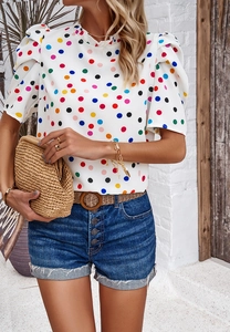 Detailansicht der weißen Puffärmel-Bluse mit bunten Punkten und elegantem Stehkragen
