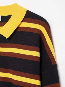 Detailansicht eines gestreiften Strick-Poloshirts in Marineblau, Braun und Gelbton