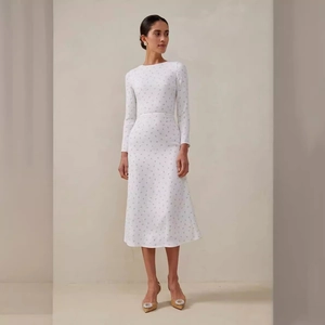 Elegant white floral midi dress with long sleeves and slim waist for a refined retro style
