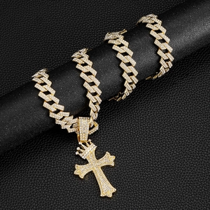 Collier hip hop avec pendentif croix couronne dorée et chaîne cubaine épaisse