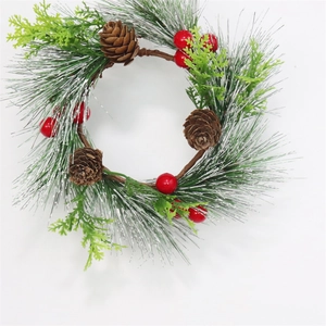Weihnachts-Kerzenkranz mit weiß gefrosteten Kiefernadeln roten Beeren und Zapfen