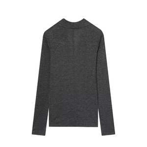 Rückansicht eines schmal geschnittenen dunkelgrauen Langarmshirts aus Lyocell-Strick