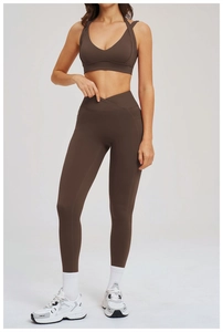 Dettaglio del set yoga cacao con leggings a vita incrociata e reggiseno sportivo scollato