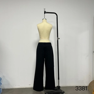 Détail arrière du pantalon noir à jambe droite avec taille haute et poches plaquées