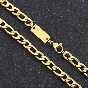 Détail macro du collier à plaque carrée NK dorée avec fermoir mousqueton sur fond noir