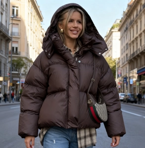 Détail de la doudoune oversize marron foncé avec capuche et rembourrage épais matelassé