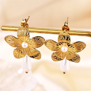 Boucles d'oreilles fleur en acier doré 18k avec texture brossée et perles pendantes