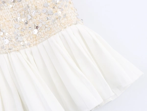 Détail de la taille de robe en tweed avec sequins et jupe plissée blanche élégante