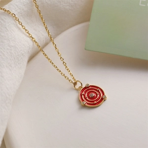 Collana galassia dorata con pendente rotondo rosso e piccoli cristalli scintillanti