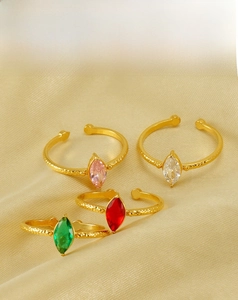 Dettaglio di quattro anelli in oro 18k con zirconi marquise in rosa, bianco, rosso e verde