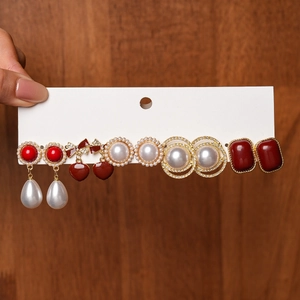 Détail d'un ensemble de cinq boucles d'oreilles vintage avec perles et cœurs rouges