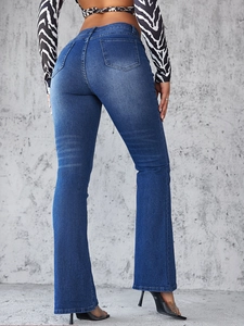 Vue arrière du jean évasé taille haute avec texture denim usée et coupe ajustée