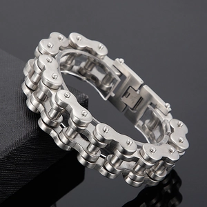 Détail macro du bracelet chaîne de moto punk à double rangée avec maillons mécaniques