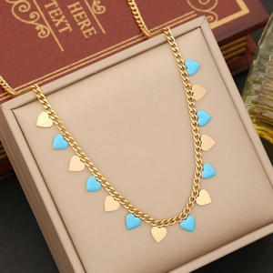Halskette mit gold-blauen Herzanhängern an einer Edelstahlkette in einer Schmuckbox