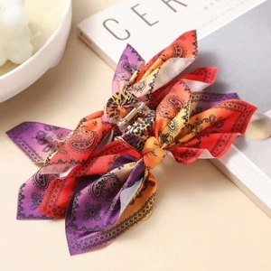 Pince à cheveux rétro avec nœud en foulard à motif paisley et dégradé coloré