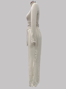 Détail de l'ensemble Y2K deux pièces avec haut à col montant et pantalon large beige