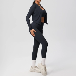 Vista laterale del set da yoga nero 3 pezzi con giacca, reggiseno sportivo e leggings a vita alta