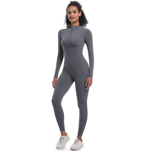 Détail de la demi-fermeture éclair et du tissu élastique sur un body de yoga gris foncé