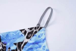 Détail du tissu à fleurs bleues et imprimé léopard avec bretelle grise réglable