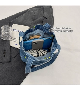 Draufsicht der Denim-Beuteltasche mit großem Innenraum für Tablet und Zubehör