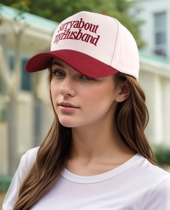 Detaillierte Stickerei des Sorry About My Husband Textes auf zweifarbiger Trucker-Mütze