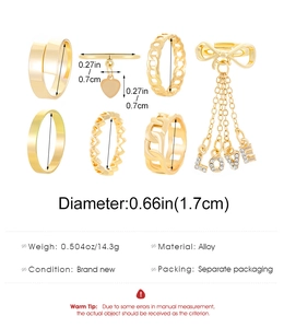 Detailliertes Größen- und Gewichtslayout von sieben Goldlegierungsringen mit Schleifenanhänger