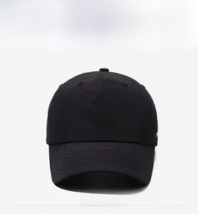 Vista frontale del cappellino da corsa nero con logo a onda argento e tessuto traspirante