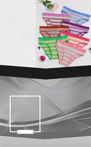 Dettaglio degli slip in cotone senza cuciture a righe arcobaleno e tessuto traspirante
