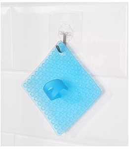Spazzola in silicone blu per frutta e verdura con ventose appesa alla parete