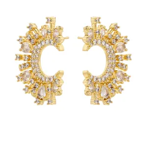 Élégantes boucles d'oreilles en laiton plaqué or 18 carats avec zircons cubiques brillants