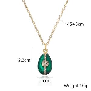 Dettaglio macro del ciondolo ovale verde placcato oro con zircone su catena da 45cm