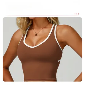 Détail du soutien-gorge de sport avec liseré blanc contrasté et tissu marron stretch