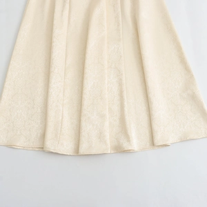 Robe courte beige en jacquard avec ourlet à volants et coupe ajustée sur fond blanc