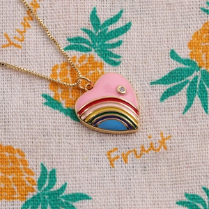 Collana con ciondolo a cuore dorato in smalto rosa arcobaleno e zircone su lino decorato