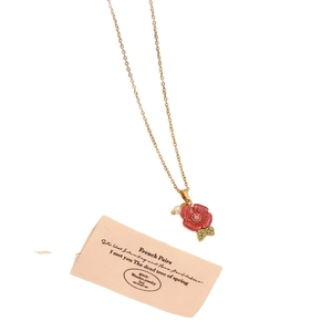 Élégant collier vintage rose dorée avec émail rouge, perles et accents de feuilles vertes