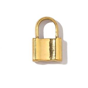 Gros plan d'un pendentif cadenas doré poli avec une texture métallique pour bijoux DIY