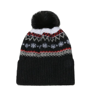 Detailansicht der Winter-Strickmütze mit Schneeflockenmuster und Kunstpelz-Bommel