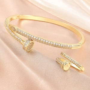 Funkelndes goldenes Nagelschmuck-Set mit Kristallen inklusive Armreif und Ring