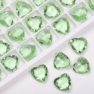 Dettaglio di strass in cristallo a forma di cuore verde chiaro per decorazioni fai-da-te